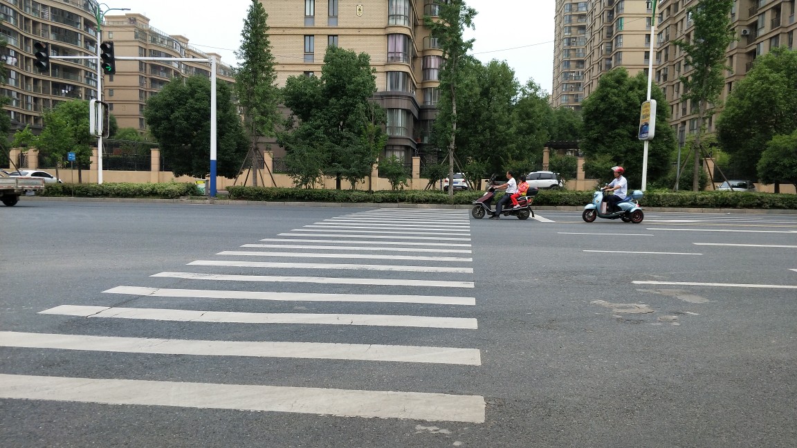 几年了,人行道斑马线却没有路口,请问行人往哪里走?