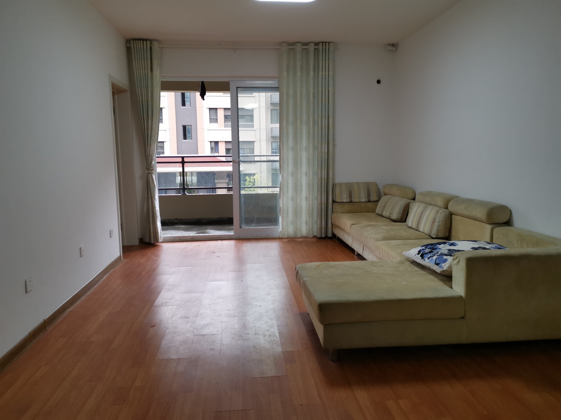 富华二期 三室两厅 电梯房,3楼 空调 热水器,家具齐全 1250元